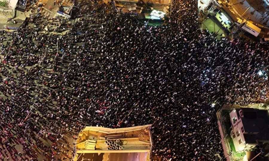 عشرات آلاف الإسرائيليين يتظاهرون ضد حكومة نتنياهو في تل أبيب