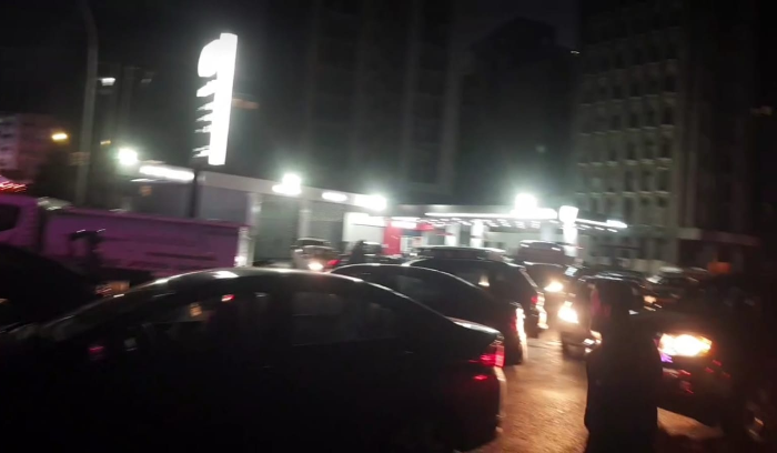 سائقون عموميون يقطعون طريق الكرنتينا.. هذا مطلبهم