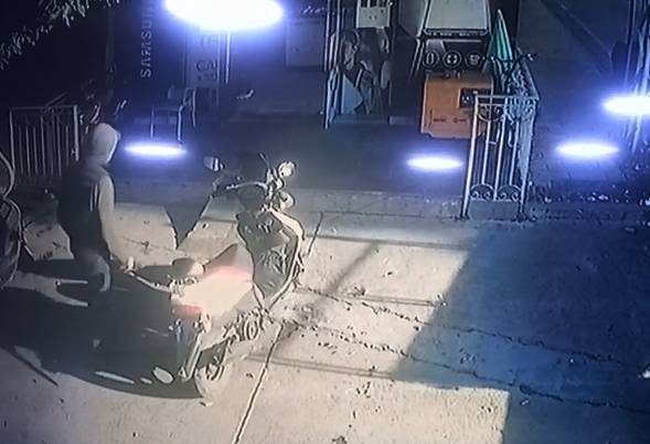 في صيدا .. وبدقيقتين سُرقت دراجته النارية وهاتفه ومحفظته بما فيها!