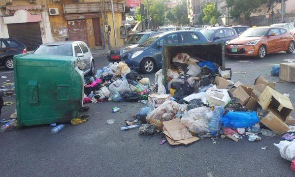 قطع طريق بشارة الخوري بحاويات النفايات المشتعلة