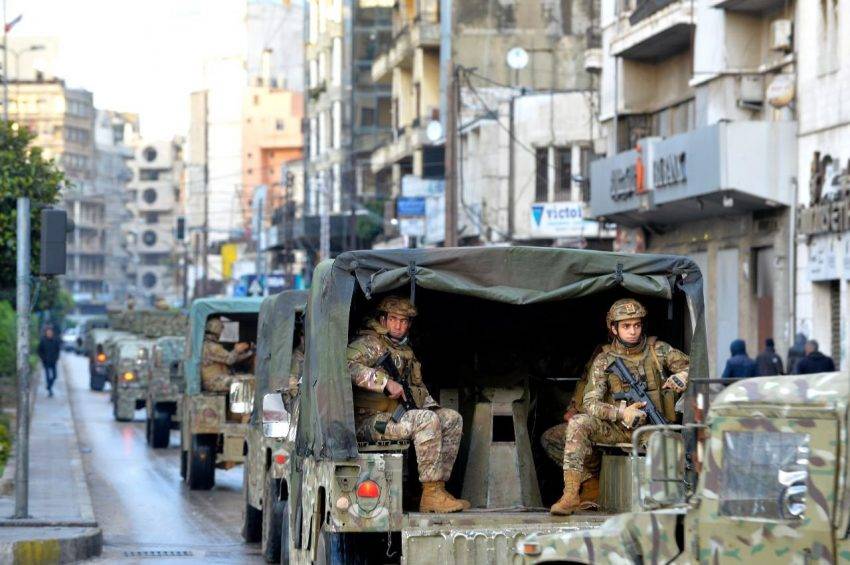 انتشار كثيف لمغاوير الجيش في عين الرمانة و الطيونة والشياح واغلاق مداخل عين الرمانة بالاسلاك الشائكة تحضيراً لمرور مسيرة لأهالي شهداء المرفأ بإتجاه قصر العدل