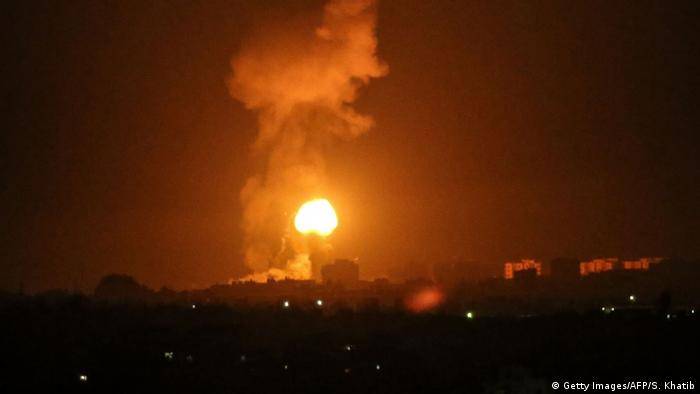 صواريخ من غزة وإسرائيل ترد بضربات على القطاع