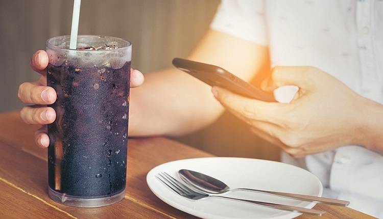3 أغذية لا تتناولها مع المشروبات الغازية!