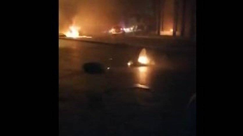 قطع طريق الصيفي بالاطارات المشتعلة من قبل بعض المحتجين على خلفية الوضع المعيشي