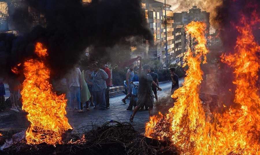 جنون الدولار يشعل الشارع.. وقطع طرقات احتجاجاً
