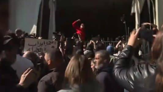 بالصّورة: محاولة من قبل المحتجّين لخلع البوابة الحديديّة لوزارة العدل وسط انتشار لعناصر مكافحة الشغب
الــــــســــــابــــــق 
26 كانون الثاني 2023 12:45