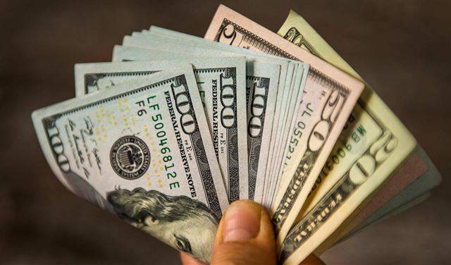 مجدداً... دولار السوق السوداء يتخطى الـ60 الفاً!