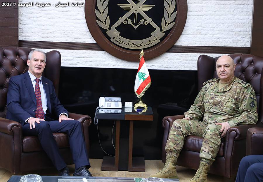 قائد الجيش يعرض مع السفير الأسترالي التعاون بين جيشي البلدين