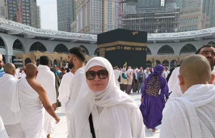 فنانة شهيرة تؤدي مناسك العمرة عن روح والدتها