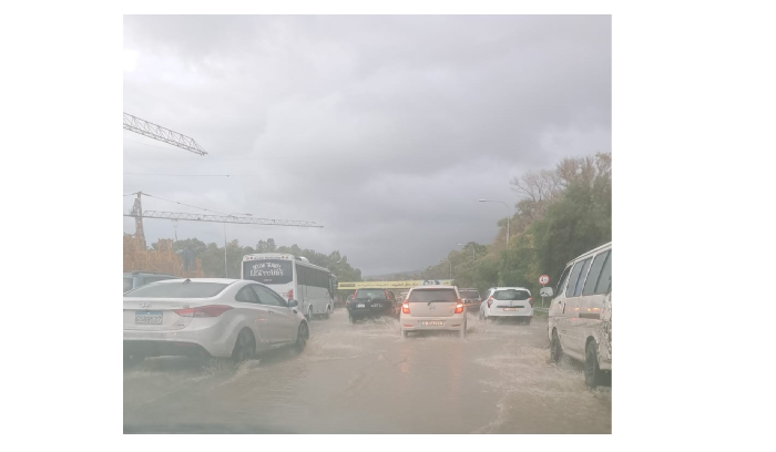 زحمة سير خانقة على اوتوستراد الناعمة بسبب السيول