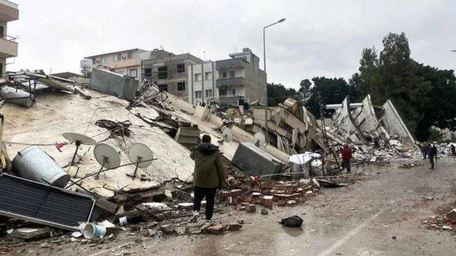 ارتفاع عدد ضحايا الزلزال في تركيا إلى 5894 قتيلاً و34810 جرحى وفي سوريا إلى زهاء 2500 قتيل