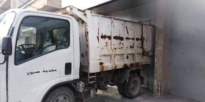 في صور.. اغلقوا مدخل البنك بشاحنة النفايات