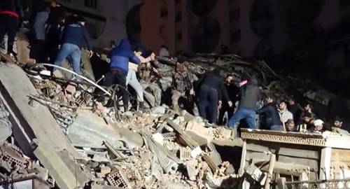 ارتفاع حصيلة قتلى زلزال تركيا إلى 284 شخصاً