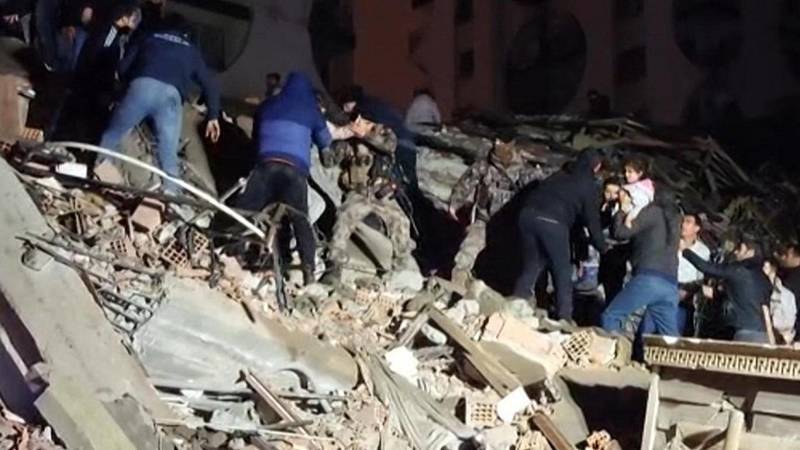 ضحايا الزلزال.. 900 قتيل في سوريا و1541 قتيلا في تركيا حتى الآن