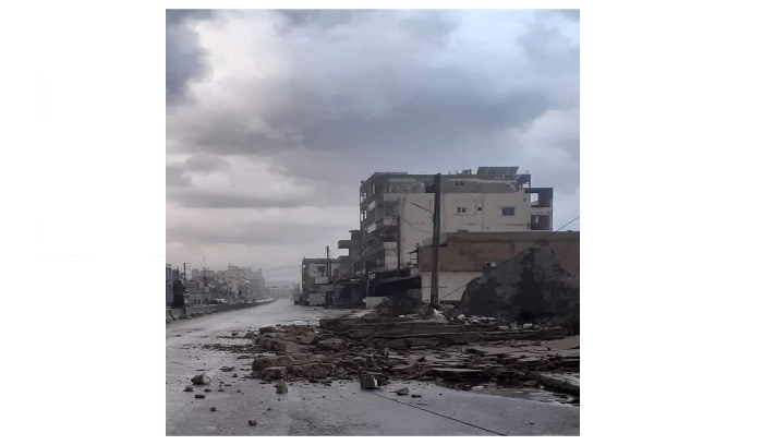سقوط حائط مبنى على طريق الغازية
