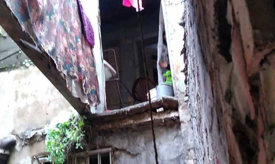 إصابة شخص بانهيار شرفة منزل في الميناء