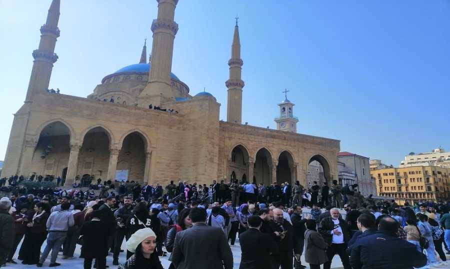 الهتافات المؤيدة للرئيس سعد الحريري تتعالى عند الضريح