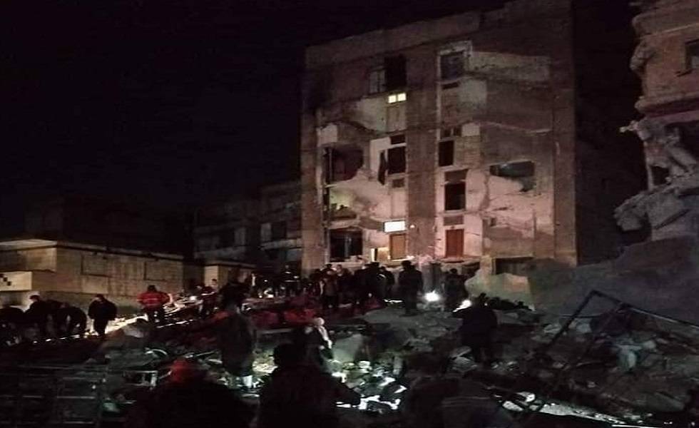 انهيار مبنى في ريف حلب جراء الهزة التي ضربت سوريا مساء اليوم وضحايا تحت الأنقاض