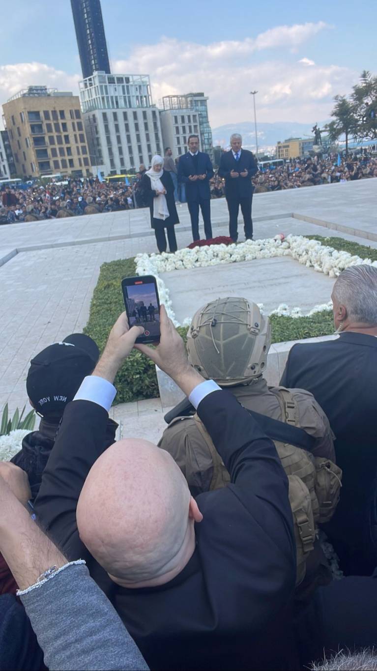 الرئيس سعد الحريري يقرا الفاتحة مع عمته وعمه والحشود عن روح الرئيس الشهيد