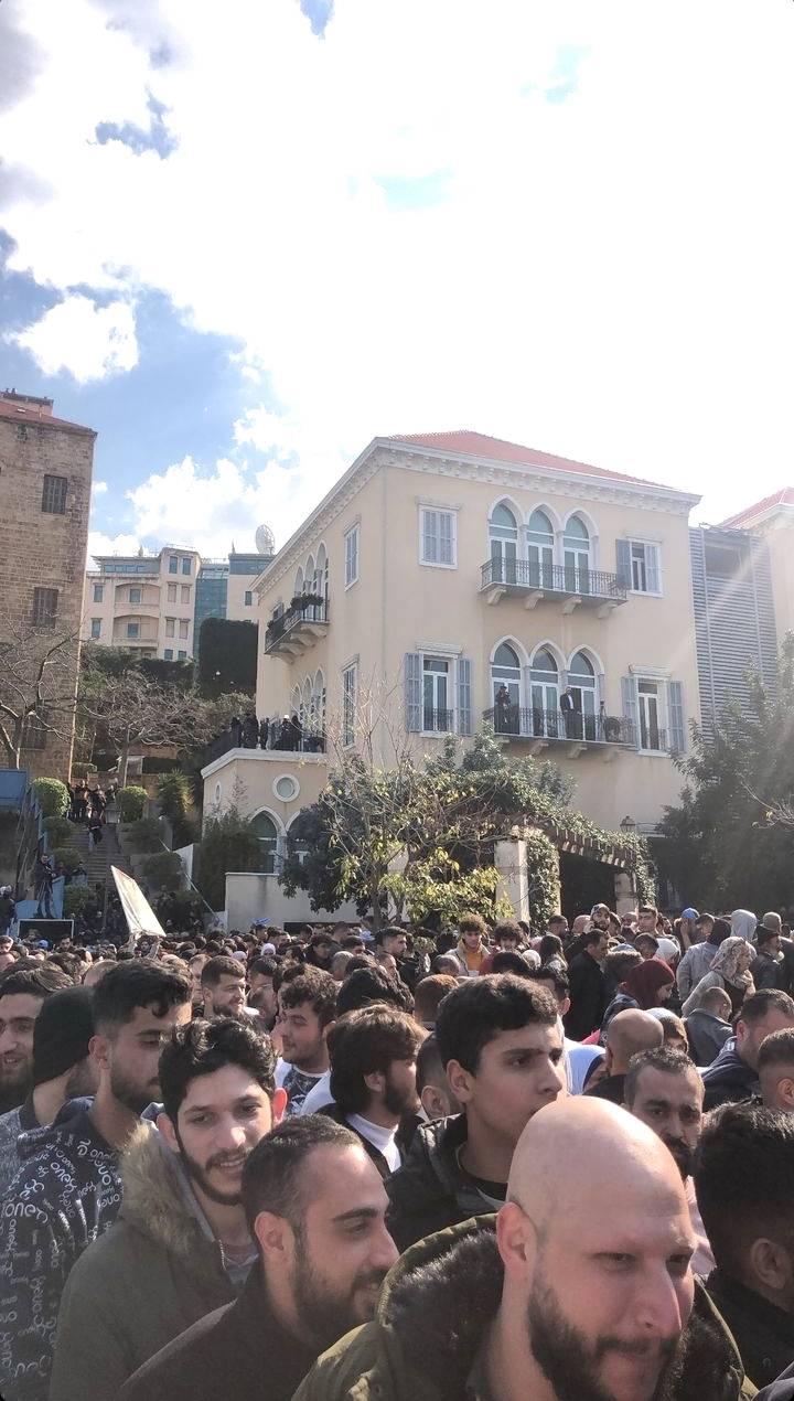 حشود المحبين من أمام 