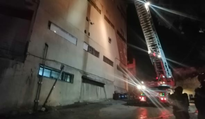 فوج الإطفاء: عملية إخلاء موظفي معمل 