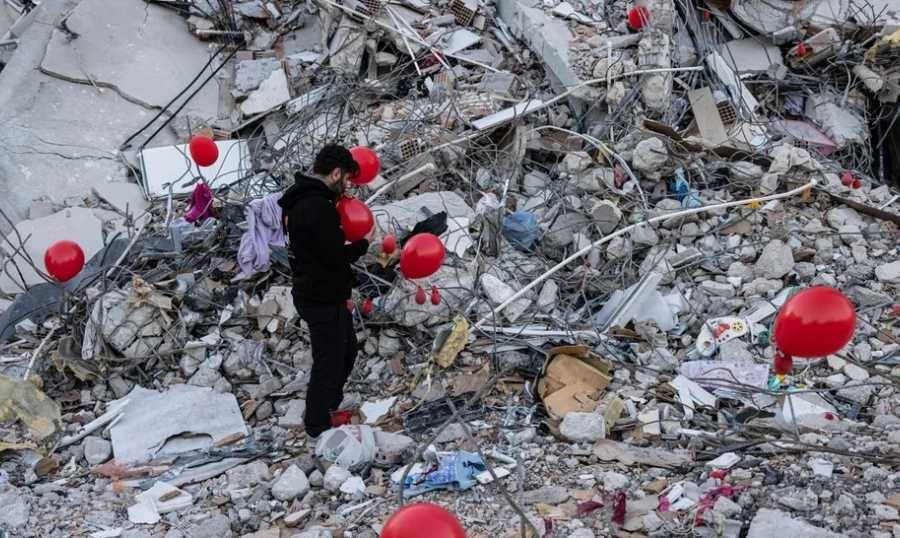 ما سر البالونات الحمراء فوق أنقاض منازل أنطاكيا؟