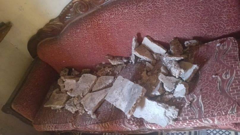 بالصور.. الهزات تُسقط جزءا من سقف منزل في عكار