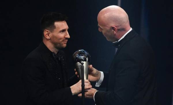 ميسي يحصد جائزة الفيفا لأفضل لاعب كرة قدم في العالم