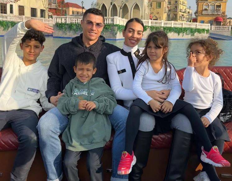 بالفيديو.. ابنتا رونالدو تتحدثان العربية بعد شهرين بالسعودية