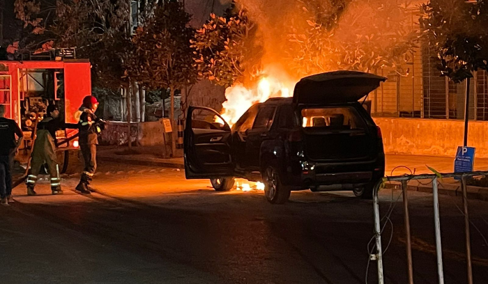 اخماد حريق في سيارة