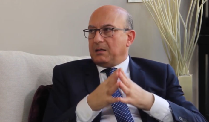 بخاش: الطبيب ليس مكسر عصا