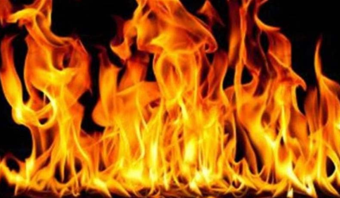 حريق داخل مخيم للنازحين السوريين في عنجر