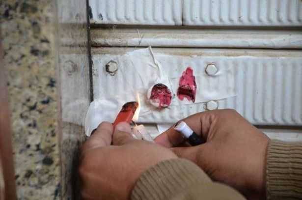 إقفال محل للحلاقة وختمه بالشمع الأحمر