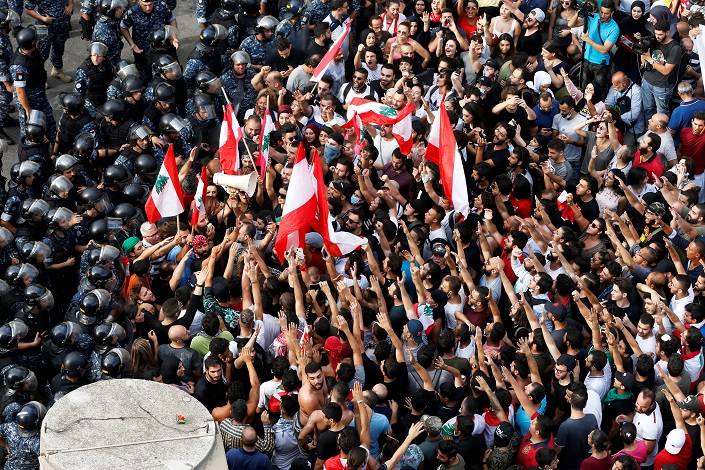 غضب وحشود في ساحة رياض الصلح اليوم