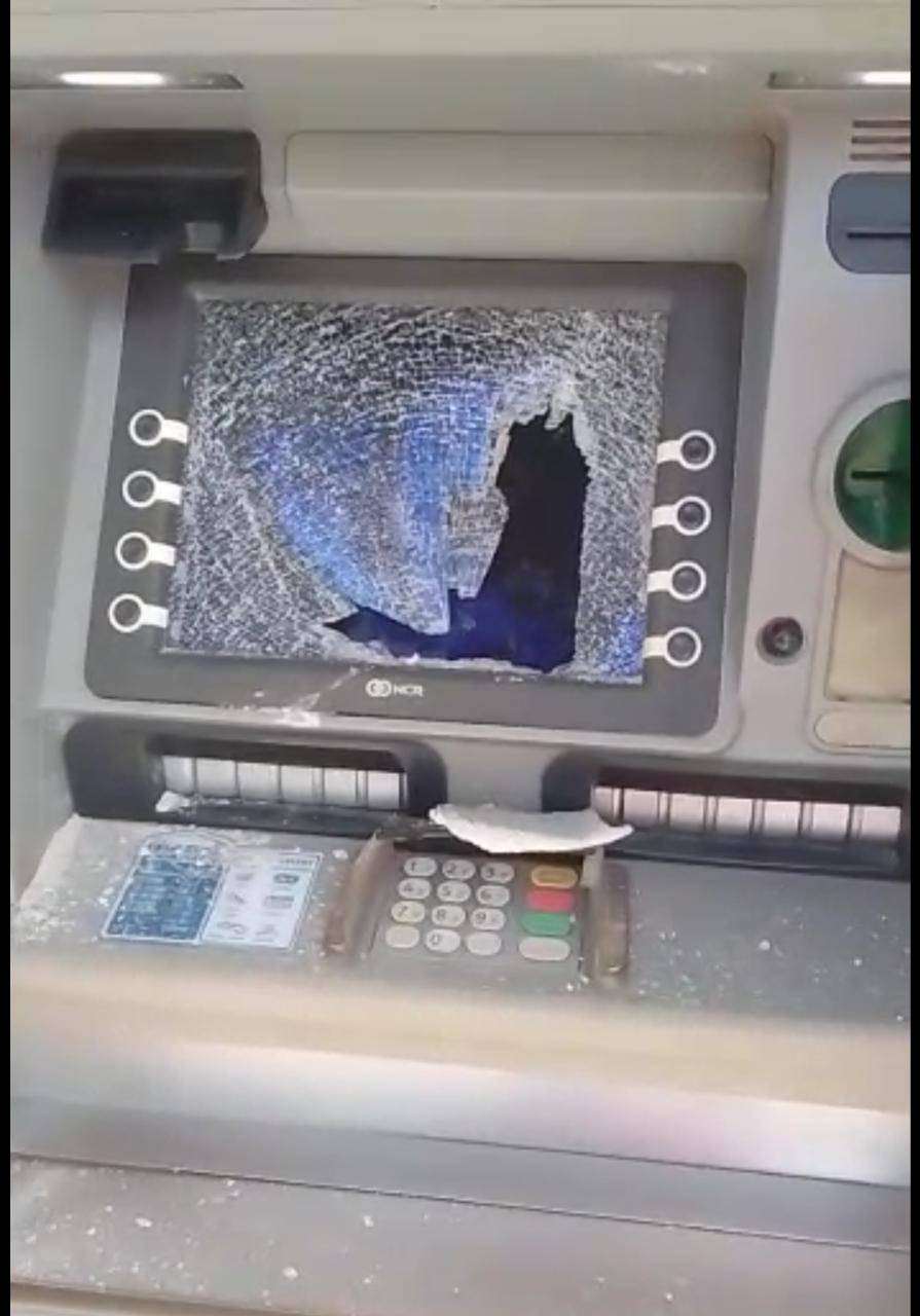 تحطيم صرافين آليين لفرع أحد المصارف في صور