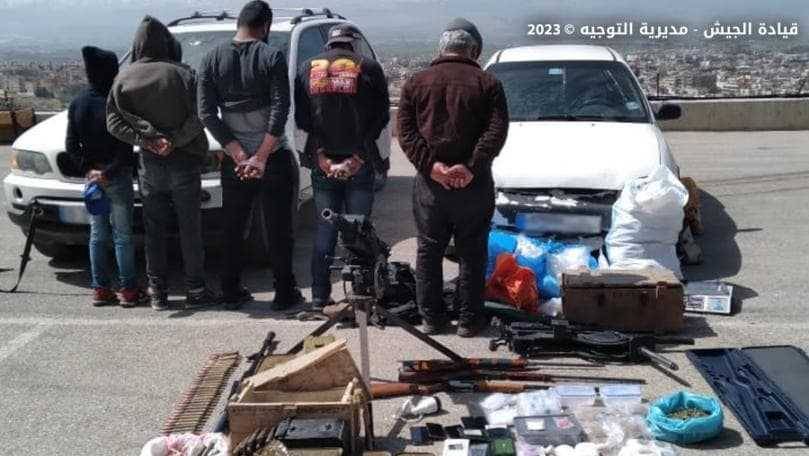 مداهمة للجيش في حي الشراونة.. توقيفات وضبط أسلحة ومخدرات!