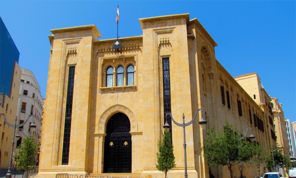 اشتباكات في محيط مجلس النواب بين عدد من المحتجين والقوى الأمنية بالتزامن مع جلسة اللجان النيابية المشتركة