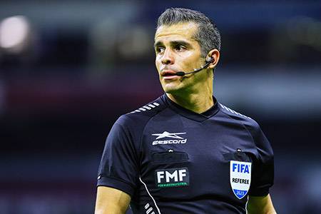 إيقاف حكم مكسيكي 12 مباراة بعدما ضرب لاعباً بركبته!