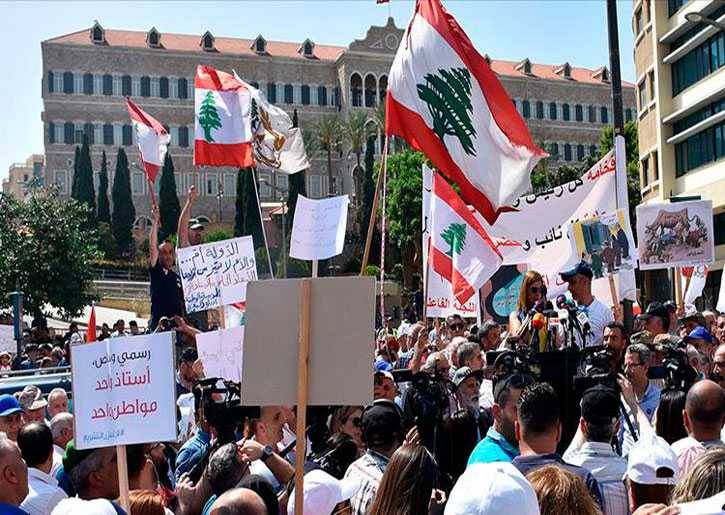 موظفو القطاع العام يلوّحون بمواجهة الدولة قانونياً