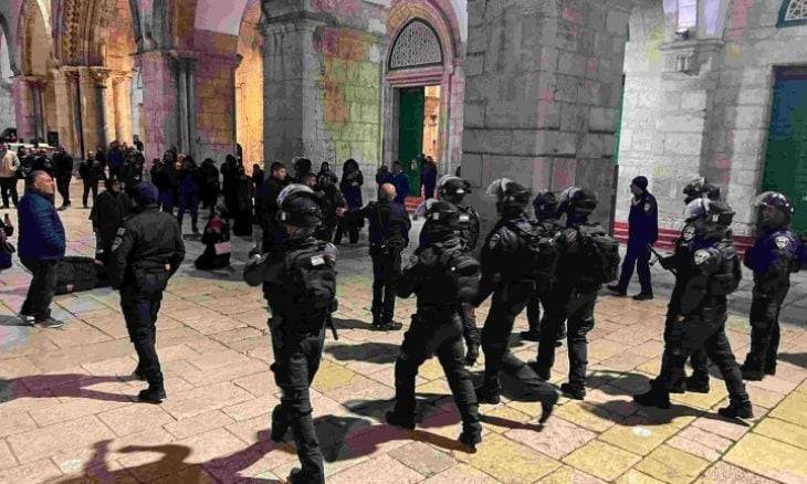 قوات كبيرة من الشرطة الإسرائيلية تقتحم باحات المسجد الأقصى