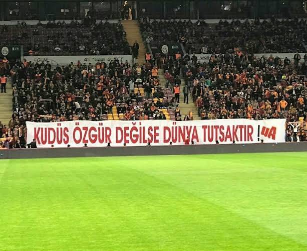 جماهير تركية تتضامن مع القدس خلال مباراة كرة قدم