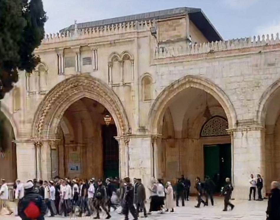 مجموعات من المستوطنين تقتحم المسجد الأقصى