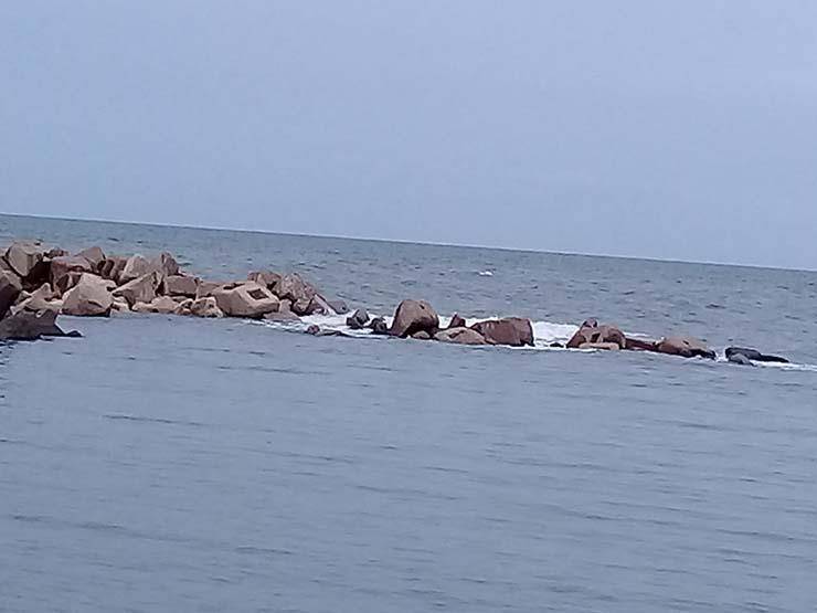 موج البحر يقذف بمركب الى الصخور