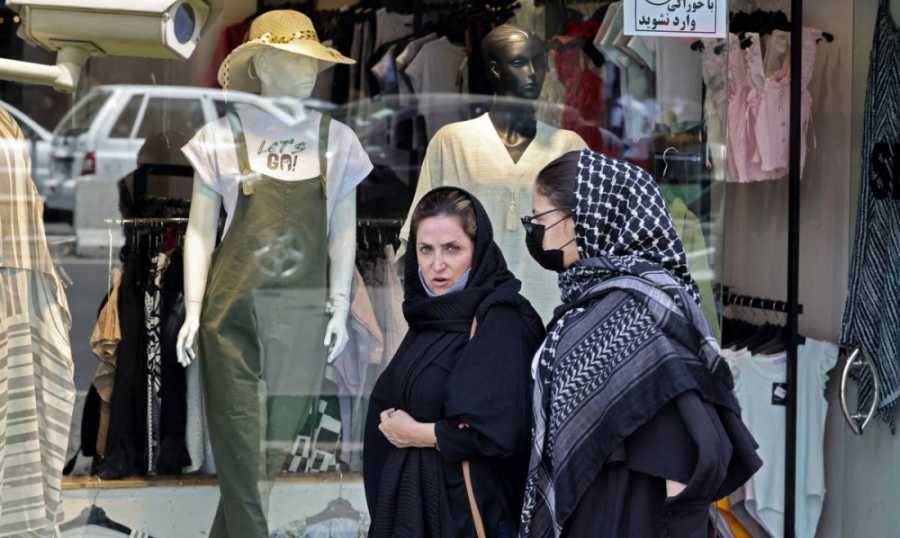في إيران.. تركيب كاميرات في الأماكن العامة لرصد من لا يلتزمن بالحجاب