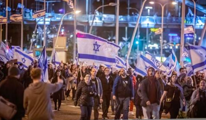 عشرات آلاف الإسرائيليين يتظاهرون ضد حكومة نتنياهو ‏وإضعاف القضاء