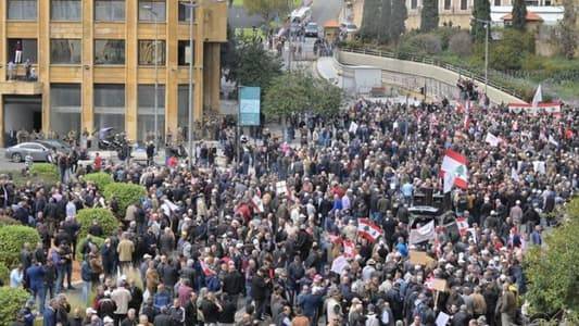 توافد العسكريين المتقاعدين الى ساحة رياض الصلح