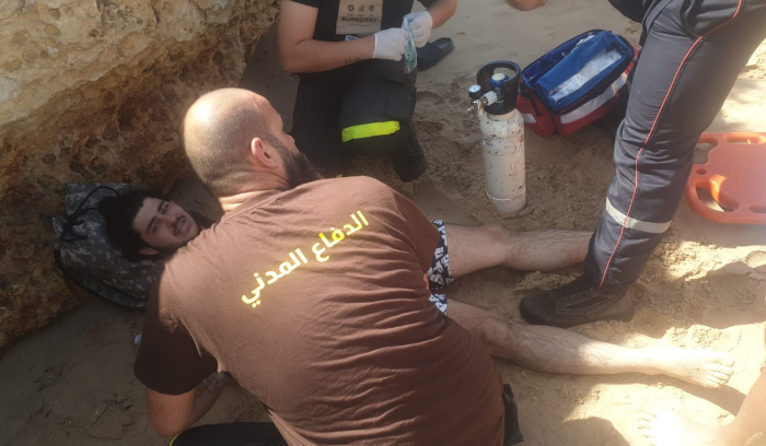 إنقاذ مواطن من الغرق على شاطئ جبيل والبحث جار عن آخر