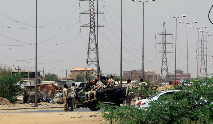 تزايد حدة الاشتباكات منذ ساعات الفجر الأولى في السودان