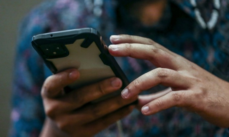 بريطانيا تختبر نظام إنذار على ملايين الهواتف المحمولة
