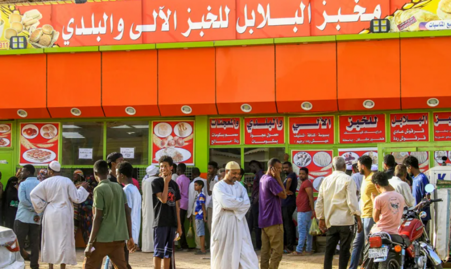 نقص الغذاء والماء والأدوية.. سكان الخرطوم في قلب المأساة
